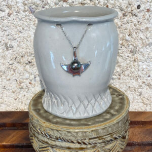 Gliding across the beautiful lagoon with a Tahitian Pearl on its back the Mantaray was a guide for early Polynesian navigators. This beautiful gem will guide and glide you through life.