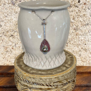 This beautiful Tahitian pearl is mounted on a silver pendant in the shape of a Polynesian paddle and is symbolic of the national sport outrigger paddling.