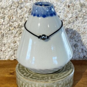 POEONE, perle de sable, en bracelet en cuir tressé avec une perle unique.
