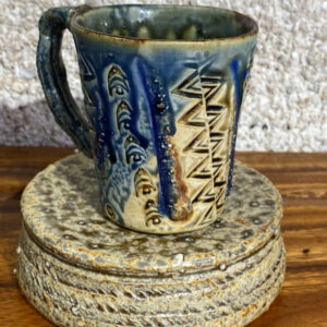 Tasse en porcelaine avec des motifs de tatouage tahitien.