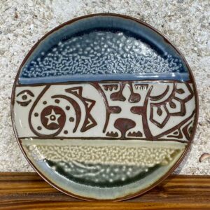This large porcelain plate can be used as part of a dinner set or as an individual platter. The designs are alwalys unique and with Polynesian motifs . Glazed with white