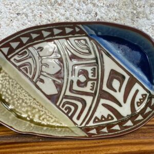 Plat oval de taille moyenne sculpté de motifs de tatouage polynésien.